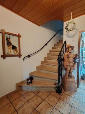 geschlossene Marmortreppe zum DG - 