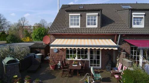 Rückansicht und Terrasse - 3 Zimmer Reihenendhaus zum Kaufen in Gelsenkirchen