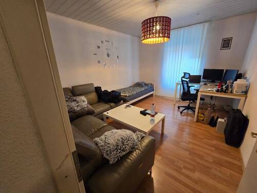 Wohnzimmer - zentral gelegenen 2-Zi-Wohnung mit EBK und Garage