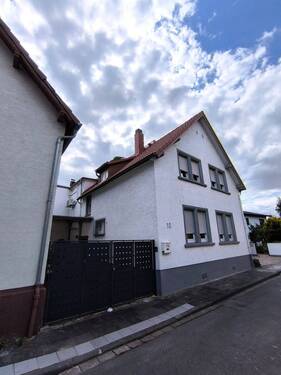 Haus und Einfahrt - Ein- oder Zweifamilienhaus in ruhiger Lage von Kelsterbach