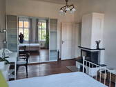 Schlafzimmer mit Kamin - 