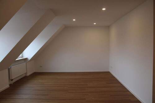 Flur mit Einbauschränken - Etagenwohnung mit 100,00 m² in Eichenau zur Miete