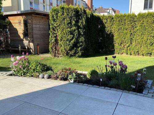 Garten mit Gartenhäuschen - 