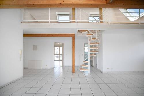 Wohnzimmer mit Galerieaufgang - 