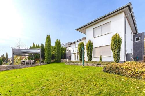 Blick aus dem Garten zum Haus - Einfamilienhaus mit 203,00 m&sup2; in Kassel zum Kaufen