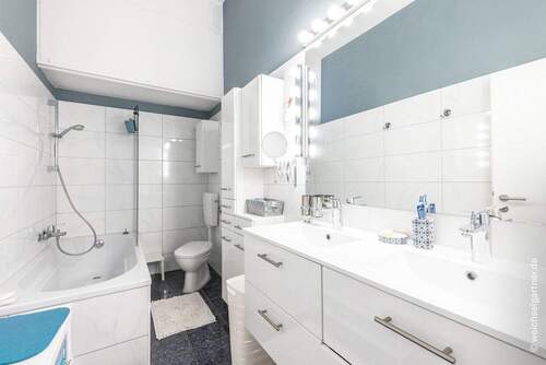 Blick in das Badezimmer - 