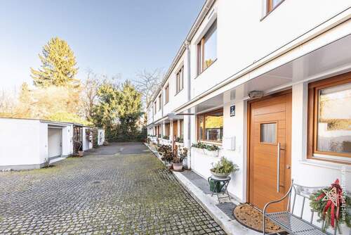 Ansicht der Häuserzeile - 4 Zimmer Reihenmittelhaus in München