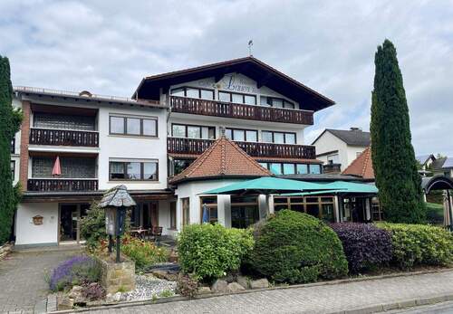 Außenansicht Vorderseite - Historisches Restaurant und Pension direkt am Kurpark und Therme