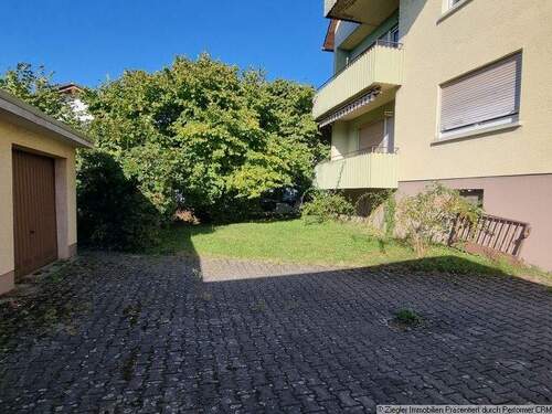 14 Hof und vorderer Garten - 