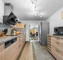 Traumhaft und kernsaniert in Bestlage - Reihenmittelhaus mit Terrasse in 79541 Lörrach - Lörrach / Brombach