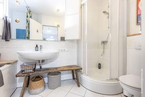 Badezimmer mit Wanne & Dusche - 