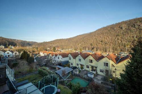 Ausblick - Schöne Aussicht mit viel Platz, Balkon, Terrasse, Kamin, Einbauküche und zwei Bäder wartet auf Sie!