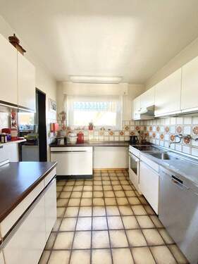 Küche mit angrenzendem Hauswirtschaftsraum - 