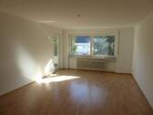 Wohnzimmer mit Zugang Südbalkon - 3 Zimmer Etagenwohnung in Pforzheim