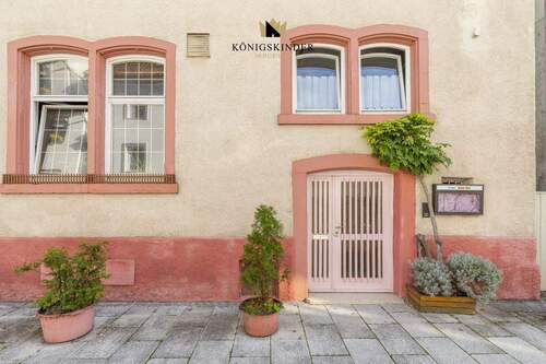 Eingang Gaststätte mit der Möglichkeit Außenbewirtung zu betreiben - 1 Zimmer Mehrfamilienhaus, Wohnhaus in Geislingen an der Steige