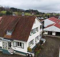 Wohnhaus mit zwei Wohneinheiten & vielseitigem Werkstattgebäude in Hasel