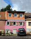 Ansicht mit 2 Stellpätzen - Schmuckkästchen für die kleine Familie, mit Terrasse, Garten und 2 Autoabstellplätzen, in St. Ingbert (Nähe Elsterstein)