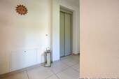 Aufzug neben dem Wohnungseingang - 