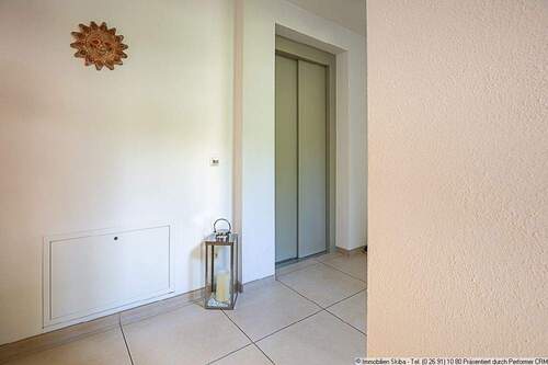 Aufzug neben dem Wohnungseingang - 