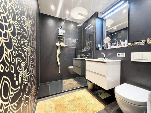 BADEZIMMER MIT DUSCHE - 