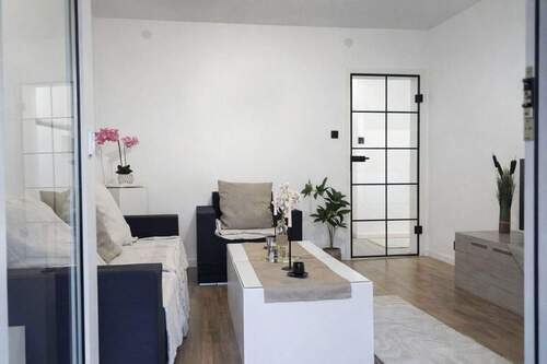 Wohnzimmer Blick vom Balkon - Etagenwohnung mit 56,00 m&sup2; in Bayreuth zum Kaufen