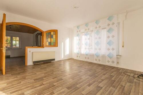 Wohnzimmer im EG mit Zugang zur Terrasse - 