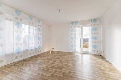 Wohnzimmer im EG mit Zugang zur Terrasse - 