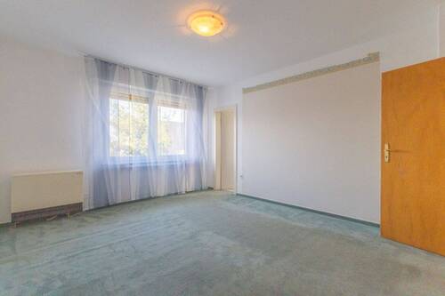 Schlafzimmer im EG mit Zugang zum Tageslichtbad - 