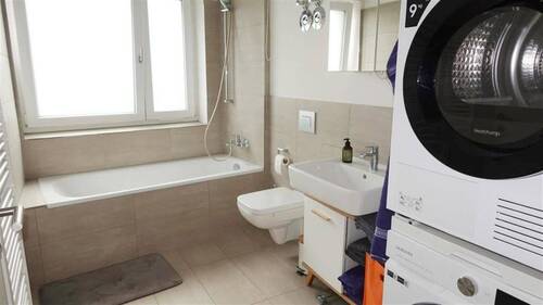 Wannenbad mit Fenster - 