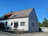 Eingang und Einfahrt zur Garage - 5 Zimmer Einfamilienhaus zum Kaufen in Sankt Ingbert