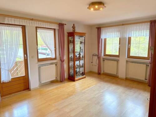 Wohnzimmer + Zugang Balkon - 