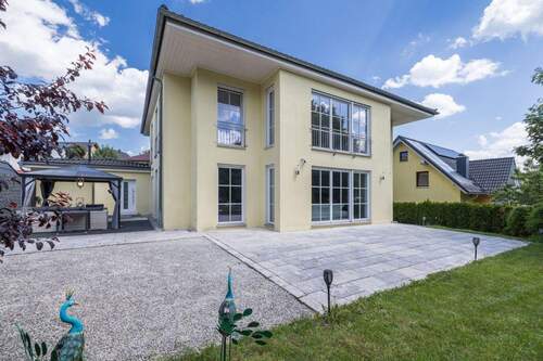 enansicht_Terasse_Einfamilienhaus - Exquisites Einfamilienhaus mit Doppelgarage und hochwertiger Ausstattung in Chemnitz, Adelsberg