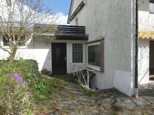 Zugang Keller und Garage vom Garten aus - 