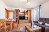 Wohnzimmer mit Zugang zum Balkon - 