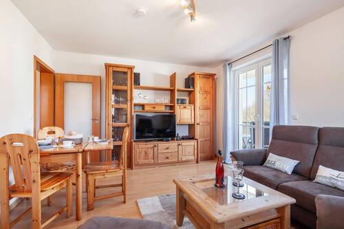 Wohnzimmer mit Zugang zum Balkon - 