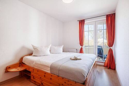 Schlafzimmer mit Zugang zum Balkon - 