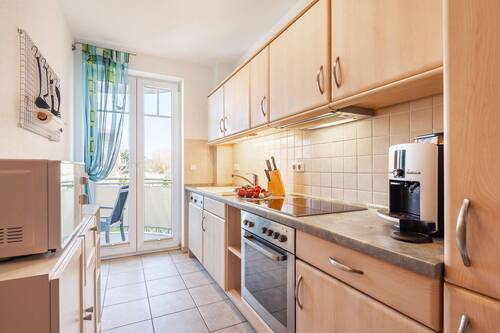 separate Küche (Einbauküche) mit Zugang zum Balkon - 