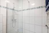 großzügiger Duschbereich - 