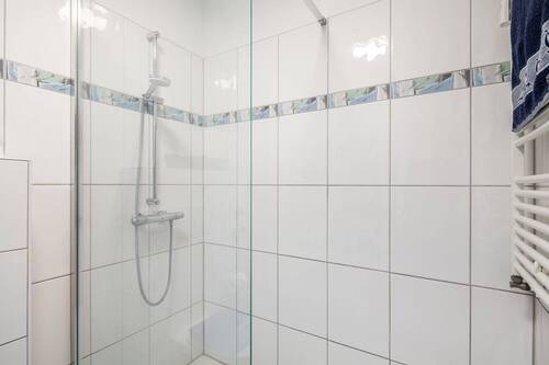 großzügiger Duschbereich - 