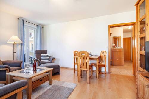 Wohnzimmer mit Blick in den Flur - 