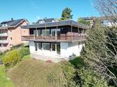 Außenansicht vom Wohnhaus 
- 4 Zimmer Terrassenwohnung in Reichshof