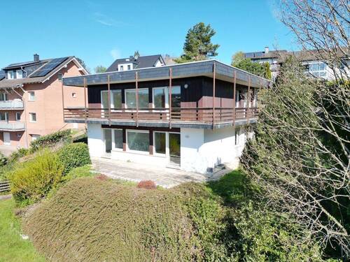 Außenansicht vom Wohnhaus 
- 4 Zimmer Terrassenwohnung in Reichshof