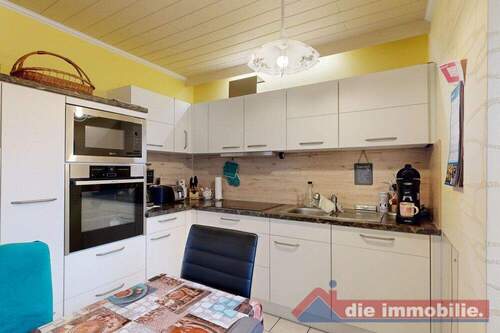 helle Küche mit viel Stauraum und Essbereich - 