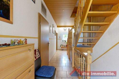 Obergeschoss-Flur mit Holzdecke und Zugang zu Wohn- und Schlafräumen - 