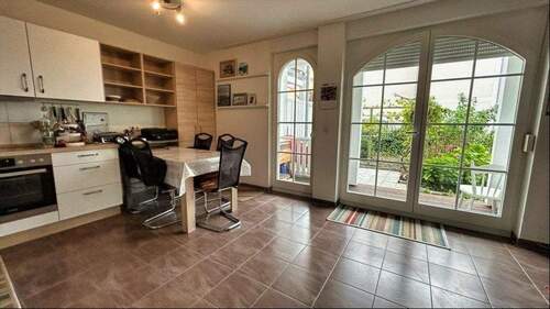 Wohnzimmer mit moderner Küche - 2 Zimmer Etagenwohnung in Graal-Müritz