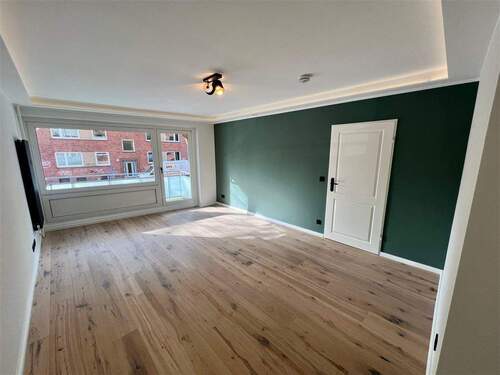 Wohnzimmer mit Balkon 1 - 2 Zimmer Etagenwohnung zum Kaufen in Hamburg