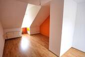 Wohnzimmer (Wände sind nun weiß gestrichen) - Ruhige 2-Zimmer-Wohnung im Dachgeschoss nahe Universität, Helios-Klinikum & Nordpark