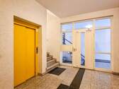 Treppenhaus Eingang I Aufzug - 