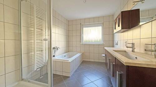 Badezimmer - 4 Zimmer Etagenwohnung in Reutlingen