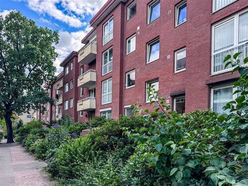 Hausansicht - Großzügige 4-Zimmer-Erdgeschosswohnung mit Terrasse und Tiefgaragenstellplatz